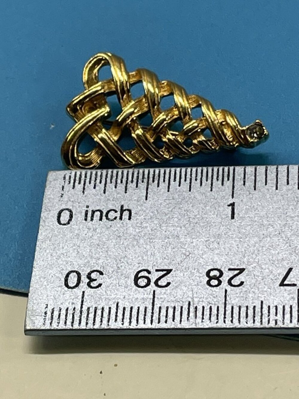 Vintage Avon Gold Tone Woven Christmas Tree with Rhinestone Topper Pin Brooch - Picture 10 of 10